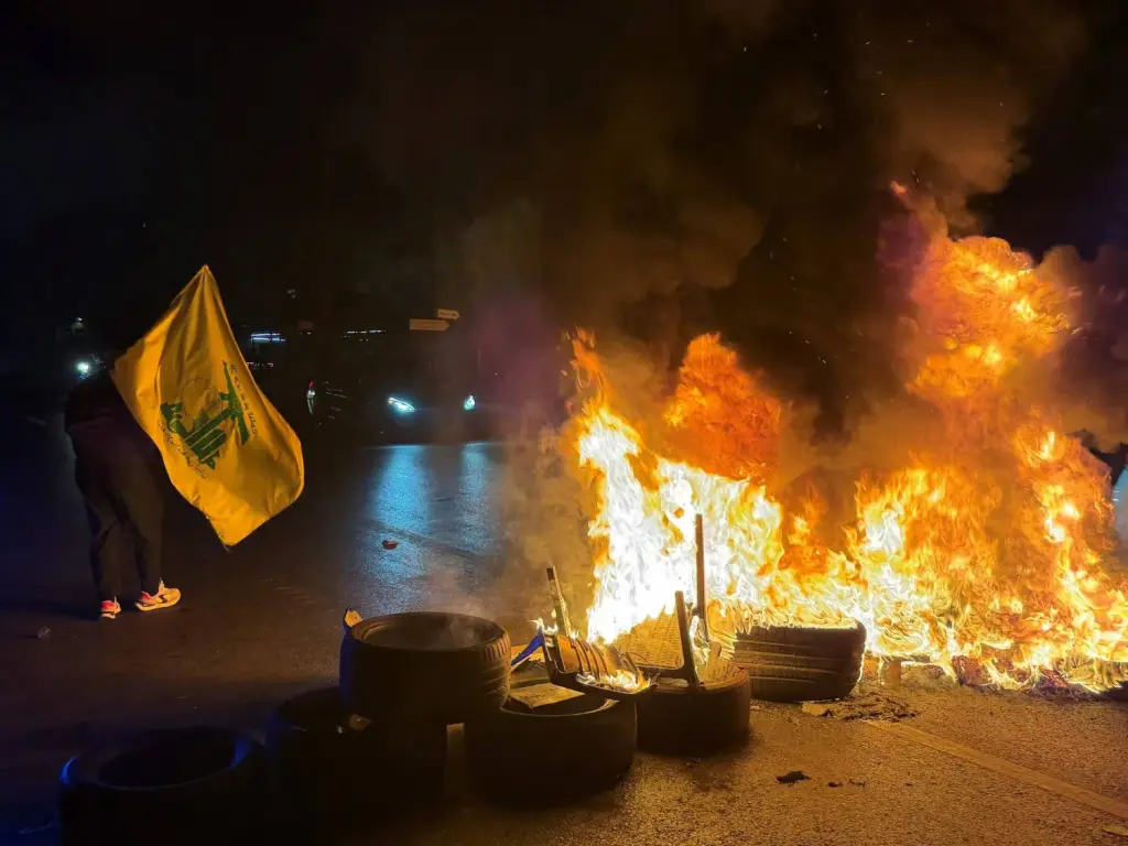 مناصرون لحزب الله يقطعون طريقا في بيروت احتجاجا على الاتفاق مع إسرائيل