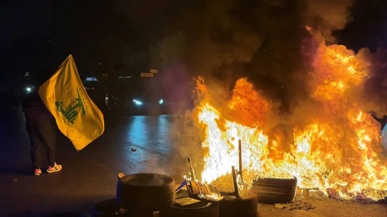 مناصرون لحزب الله يقطعون طريقا في بيروت احتجاجا على الاتفاق مع إسرائيل