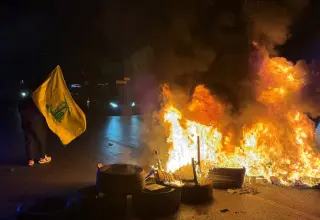 مناصرون لحزب الله يقطعون طريقا في بيروت احتجاجا على الاتفاق مع إسرائيل