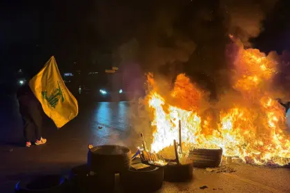 مناصرون لحزب الله يقطعون طريقا في بيروت احتجاجا على الاتفاق مع إسرائيل