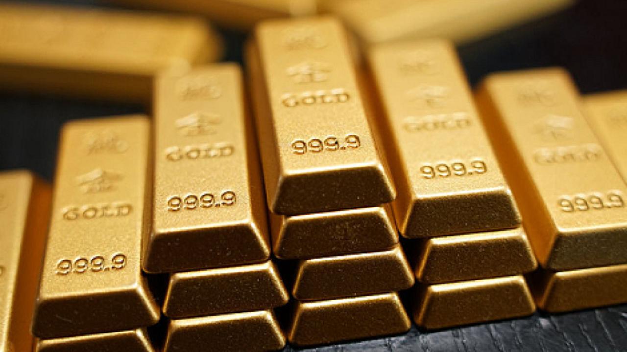 الذهب يهبط بنحو 3%