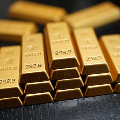 الذهب يهبط بنحو 3%