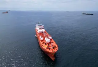 سفينتان محملتان بالنفط والغاز تغادران مضيق هرمز نحو باكستان والصين