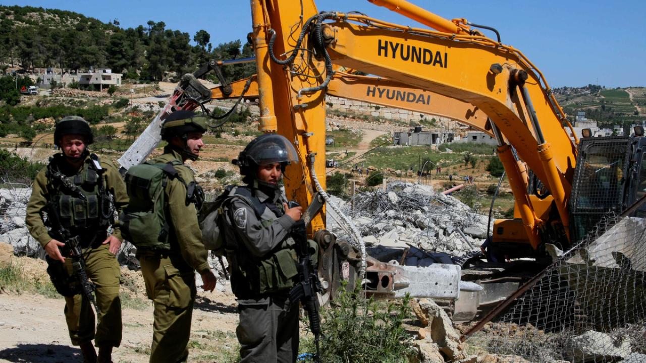 الاحتلال يهدم منشات سكنية شمال القدس
