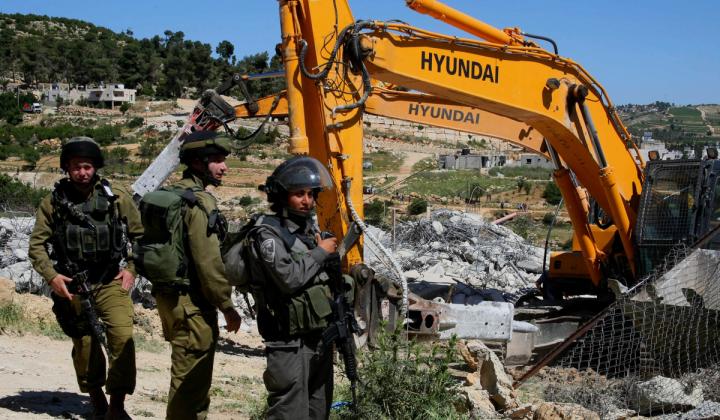 الاحتلال يهدم منشات سكنية شمال القدس