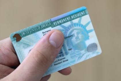 إدارة ترامب تتراجع عن إلزام الساعين لإقامة دائمة تقديم طلباتهم في بلدانهم