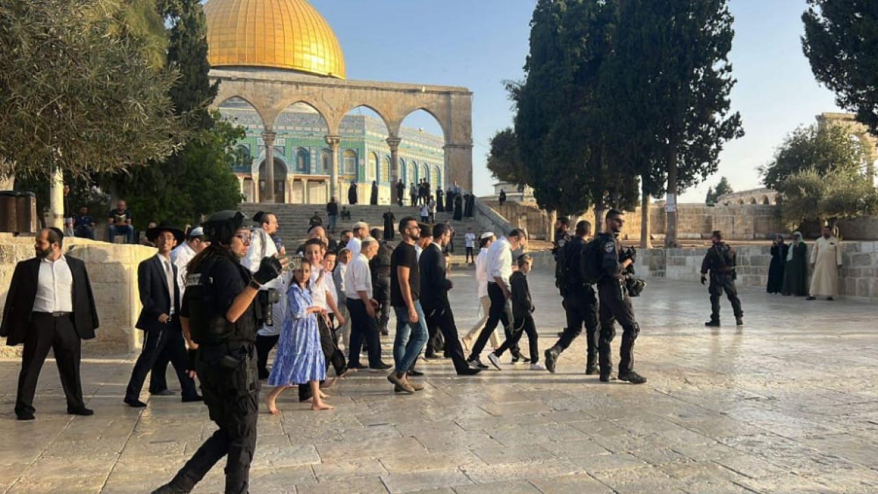 الاحتلال يفرض إجراءات عسكرية مشددة على الأقصى ويعتدي على المصلين