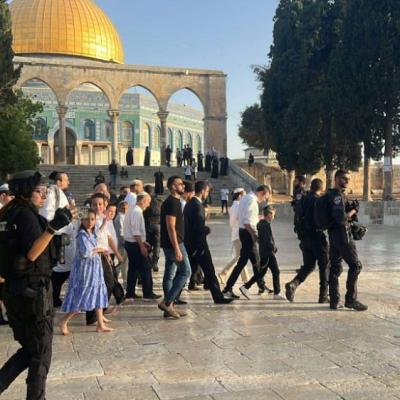 الاحتلال يفرض إجراءات عسكرية مشددة على الأقصى ويعتدي على المصلين