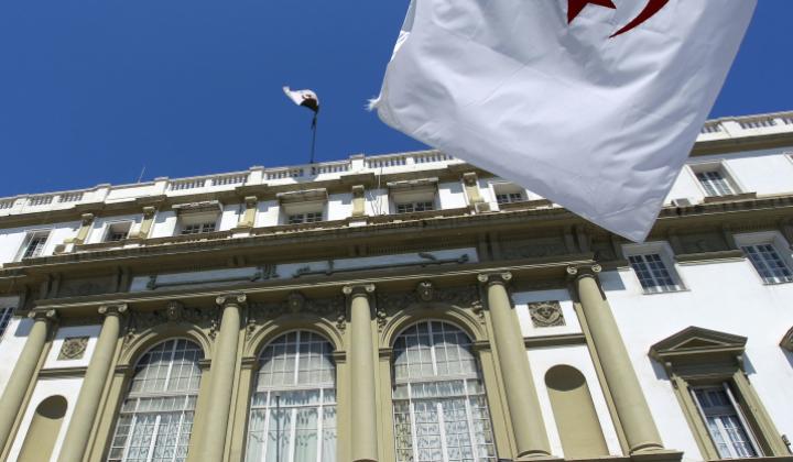 بسبب إيبولا.. الجزائر تعزز إجراءاتها الصحية في المعابر والمطارات