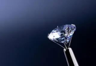 بين الطبيعة والمختبر: من ينتصر في معركة الألماس؟