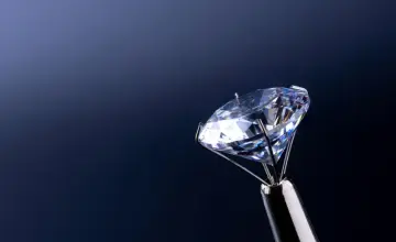 بين الطبيعة والمختبر: من ينتصر في معركة الألماس؟