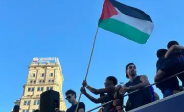 لحظة طلب لامين يامال العلم الفلسطيني من أحد المشجعين لرفعه خلال الاحتفالات