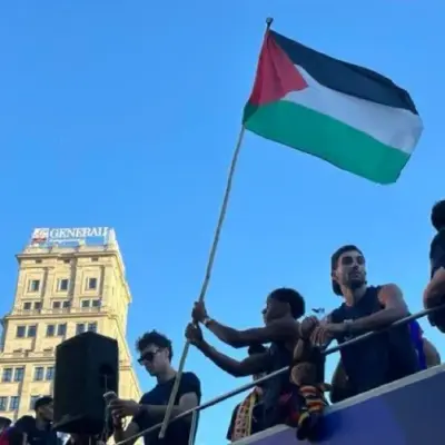 لحظة طلب لامين يامال العلم الفلسطيني من أحد المشجعين لرفعه خلال الاحتفالات