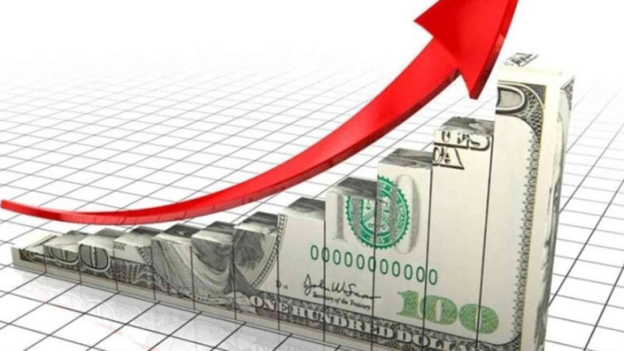 الدولار يحافظ على مكاسبه مع توقعات رفع أسعار الفائدة