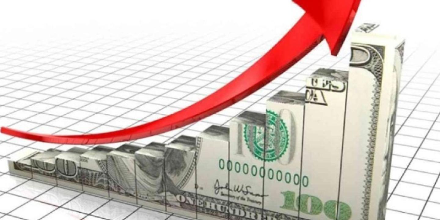 الدولار يحافظ على مكاسبه مع توقعات رفع أسعار الفائدة