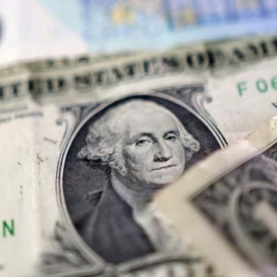 الدولار يتراجع وسط حديث عن اتفاق بين أميركا وإيران