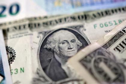 الدولار يتراجع وسط حديث عن اتفاق بين أميركا وإيران