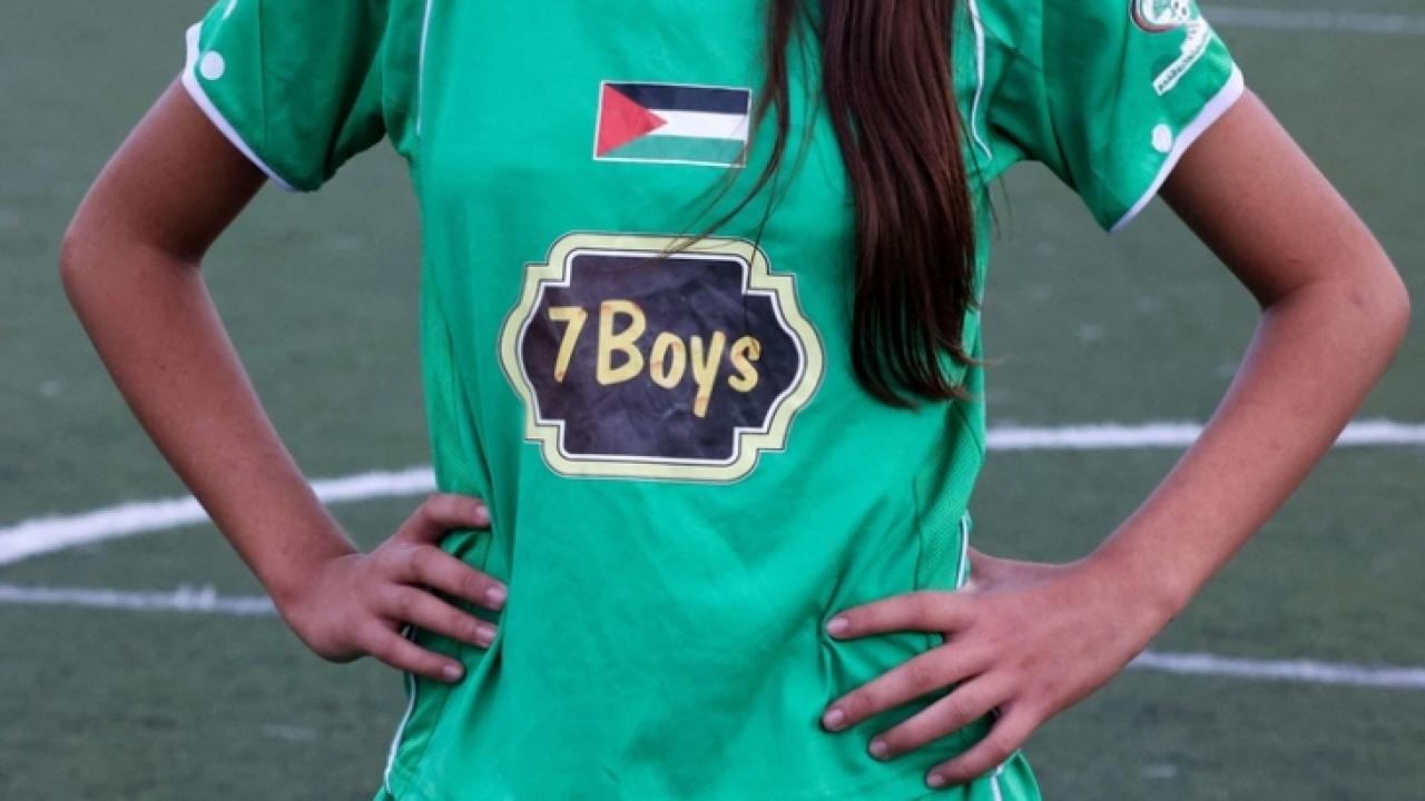 الشرطة الإسرائيلية تمدّد اعتقال لاعبة في المنتخب الفلسطيني لكرة القدم
