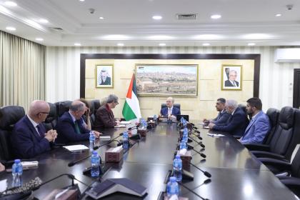 رئيس الوزراء الفلسطيني يلتقي وفدًا برلمانيًا يضم ممثلين عن 3 أحزاب بريطانية