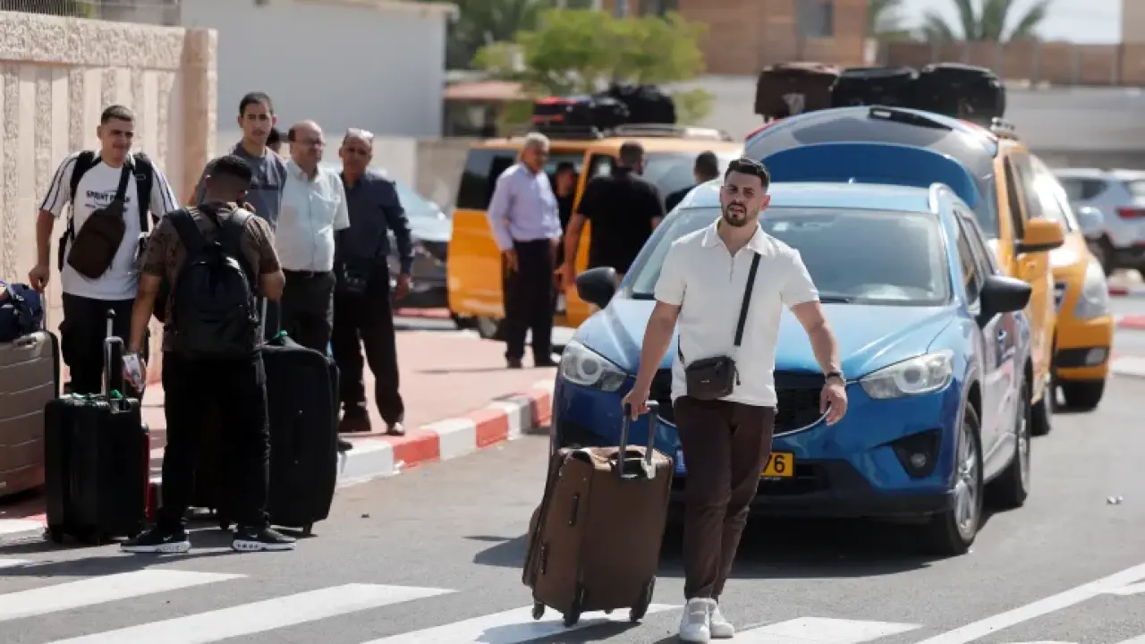 معبر الكرامة يعمل اليوم لساعات فقط وحركة العودة للحجاج فقط