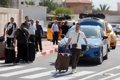 معبر الكرامة يعمل اليوم لساعات فقط وحركة العودة للحجاج فقط