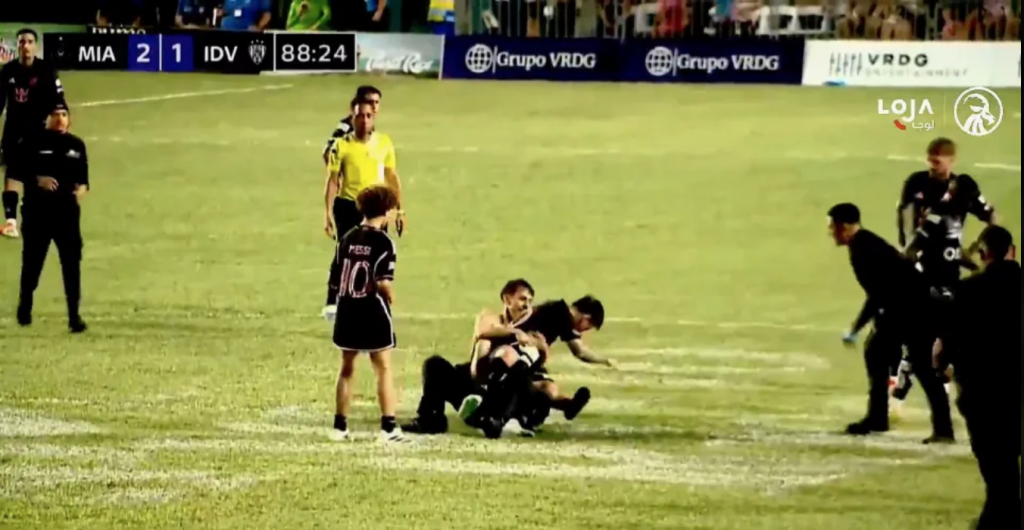 ميسي يسقط أرضًا بعد اقتحام الجماهير أرض الملعب