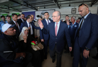 رئيس الوزراء الفلسطيني يودّع الحجاج ويطّلع على ترتيبات سفرهم وإقامتهم