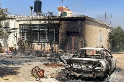 مستوطنون إسرائيليون يحرقون مركبة فلسطينية في هجوم بنابلس