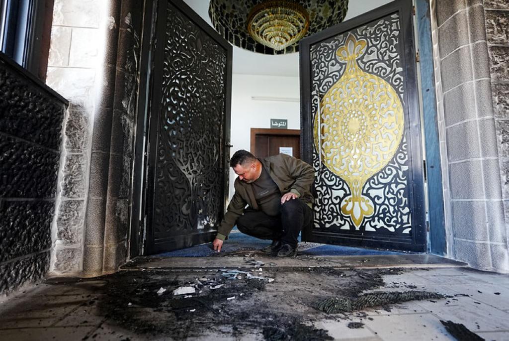 مستوطنون يحرقون مسجدين في رام الله
