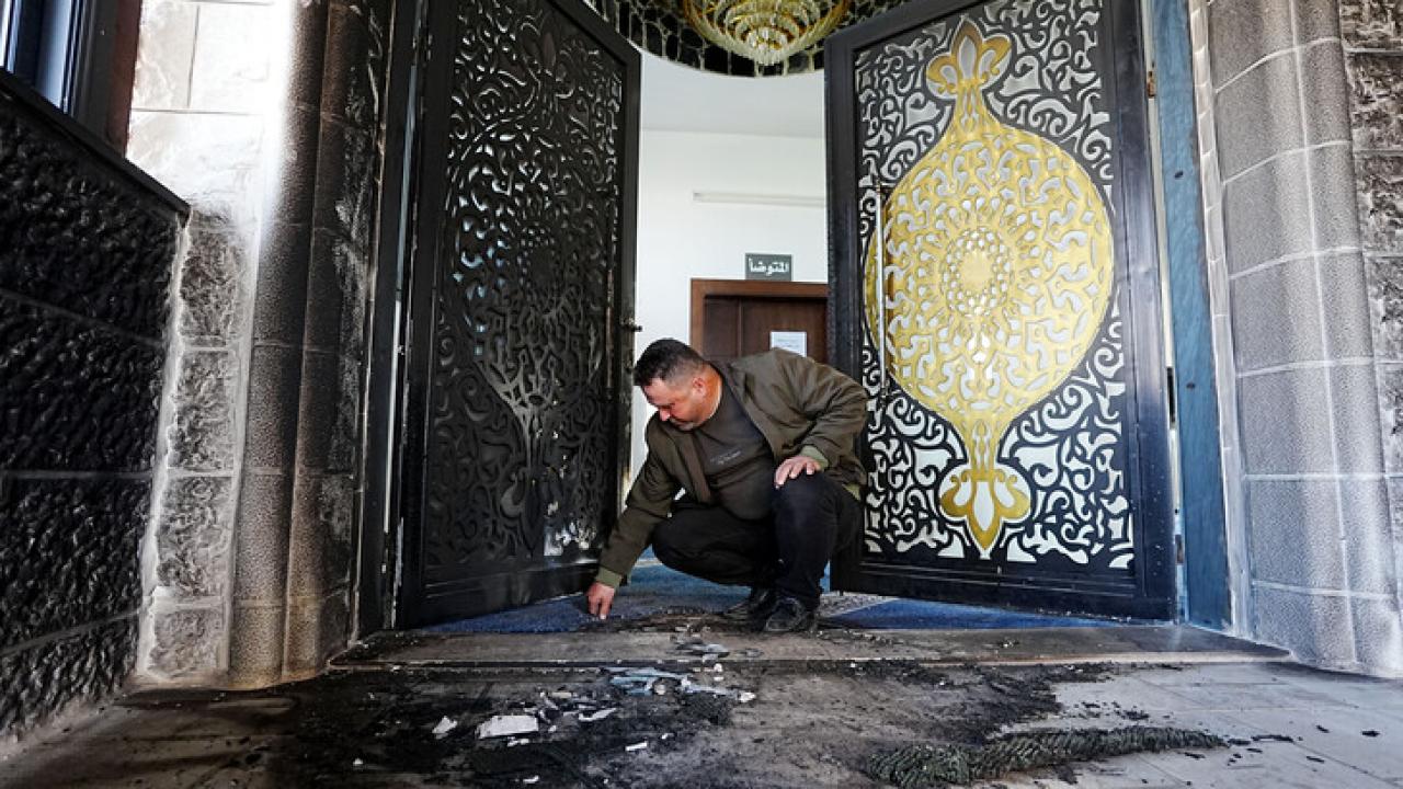 مستوطنون يحرقون مسجدين في رام الله