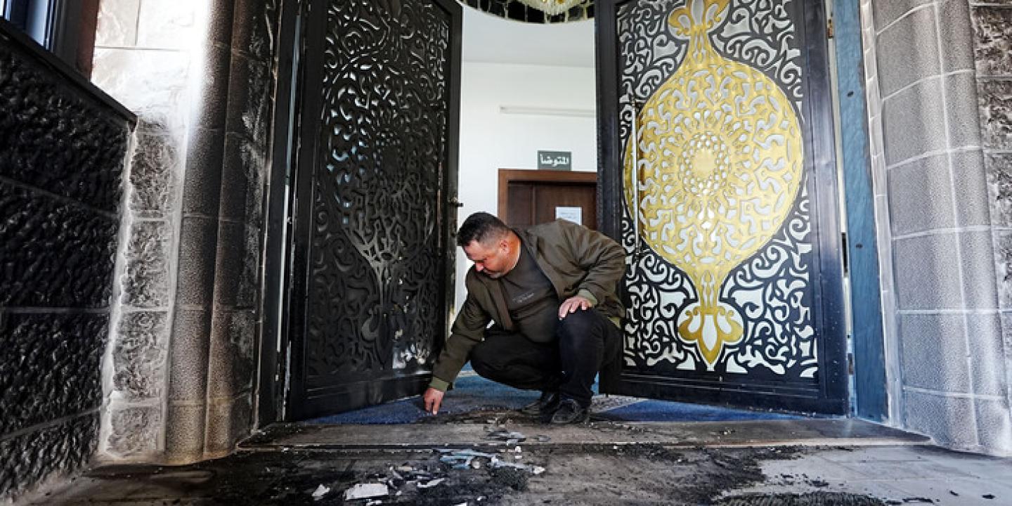 مستوطنون يحرقون مسجدين في رام الله