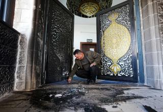مستوطنون يحرقون مسجدين في رام الله