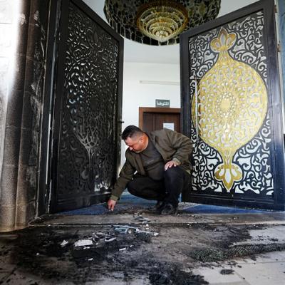 مستوطنون يحرقون مسجدين في رام الله